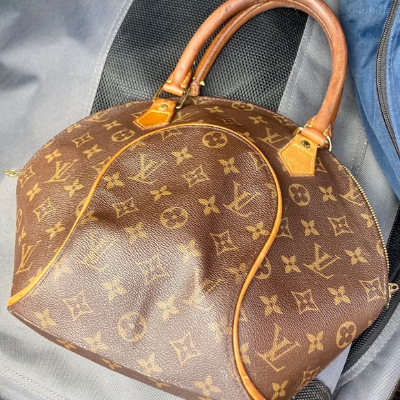 Handbags - Louis Vuitton purse